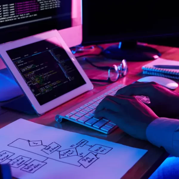 imagem_de_close_up_de_programador_trabalhando_em_sua_mesa_no_escritorio_1